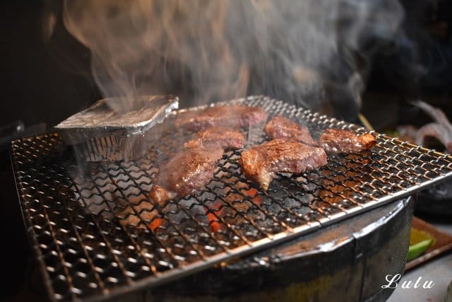 東區燒肉。火之舞蓁品燒 和牛放題。假日平均NT$899/1人，美澳和牛/生食級干貝/原塊牛排/骰子牛肉（頂級食材），無限量供應，吃到飽。食材新鮮嚴選，飯後甜點精緻細膩。滿足大口吃肉的快感