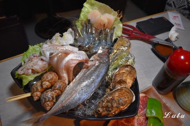 東區燒肉。火之舞蓁品燒 和牛放題。假日平均NT$899/1人，美澳和牛/生食級干貝/原塊牛排/骰子牛肉（頂級食材），無限量供應，吃到飽。食材新鮮嚴選，飯後甜點精緻細膩。滿足大口吃肉的快感