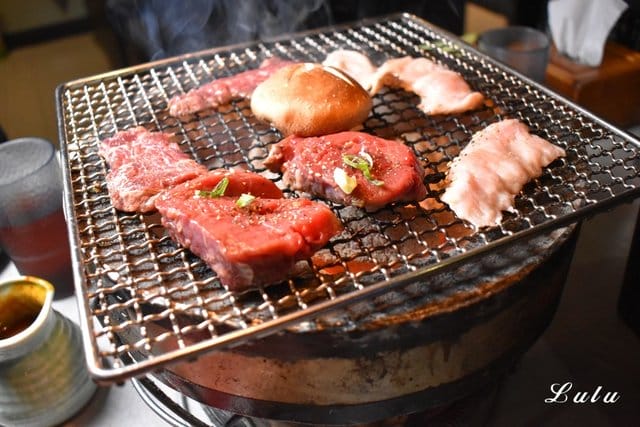東區燒肉。火之舞蓁品燒 和牛放題。假日平均NT$899/1人，美澳和牛/生食級干貝/原塊牛排/骰子牛肉（頂級食材），無限量供應，吃到飽。食材新鮮嚴選，飯後甜點精緻細膩。滿足大口吃肉的快感