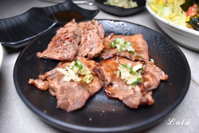 東區燒肉。火之舞蓁品燒 和牛放題。假日平均NT$899/1人，美澳和牛/生食級干貝/原塊牛排/骰子牛肉（頂級食材），無限量供應，吃到飽。食材新鮮嚴選，飯後甜點精緻細膩。滿足大口吃肉的快感