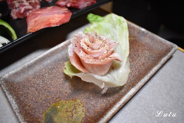 東區燒肉。火之舞蓁品燒 和牛放題。假日平均NT$899/1人，美澳和牛/生食級干貝/原塊牛排/骰子牛肉（頂級食材），無限量供應，吃到飽。食材新鮮嚴選，飯後甜點精緻細膩。滿足大口吃肉的快感