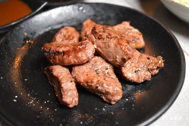 東區燒肉。火之舞蓁品燒 和牛放題。假日平均NT$899/1人，美澳和牛/生食級干貝/原塊牛排/骰子牛肉（頂級食材），無限量供應，吃到飽。食材新鮮嚴選，飯後甜點精緻細膩。滿足大口吃肉的快感