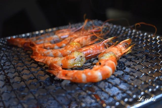 東區燒肉。火之舞蓁品燒 和牛放題。假日平均NT$899/1人，美澳和牛/生食級干貝/原塊牛排/骰子牛肉（頂級食材），無限量供應，吃到飽。食材新鮮嚴選，飯後甜點精緻細膩。滿足大口吃肉的快感