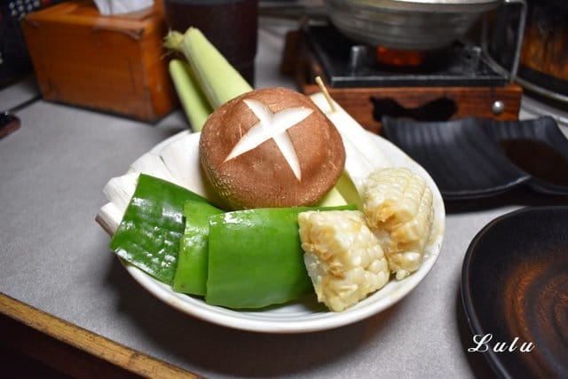 東區燒肉。火之舞蓁品燒 和牛放題。假日平均NT$899/1人，美澳和牛/生食級干貝/原塊牛排/骰子牛肉（頂級食材），無限量供應，吃到飽。食材新鮮嚴選，飯後甜點精緻細膩。滿足大口吃肉的快感