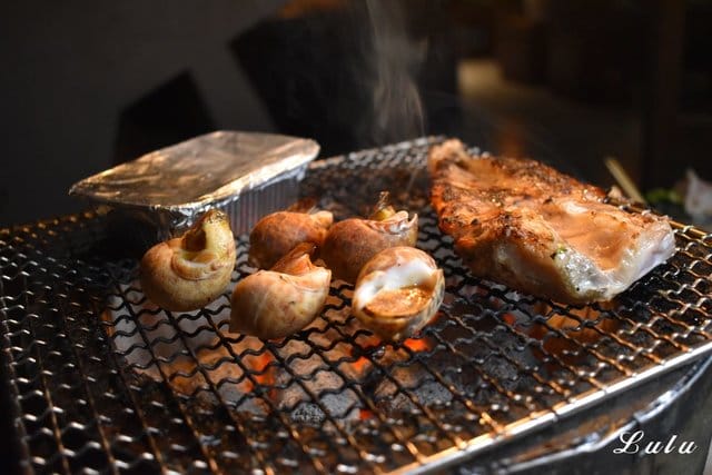 東區燒肉。火之舞蓁品燒 和牛放題。假日平均NT$899/1人，美澳和牛/生食級干貝/原塊牛排/骰子牛肉（頂級食材），無限量供應，吃到飽。食材新鮮嚴選，飯後甜點精緻細膩。滿足大口吃肉的快感