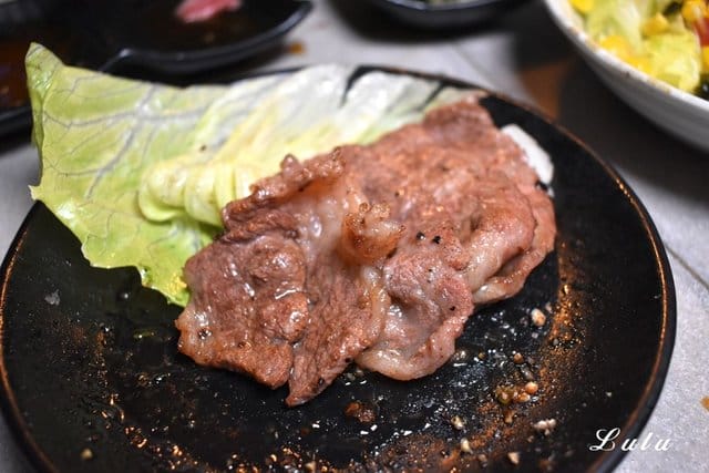 東區燒肉。火之舞蓁品燒 和牛放題。假日平均NT$899/1人，美澳和牛/生食級干貝/原塊牛排/骰子牛肉（頂級食材），無限量供應，吃到飽。食材新鮮嚴選，飯後甜點精緻細膩。滿足大口吃肉的快感