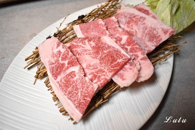 東區燒肉。火之舞蓁品燒 和牛放題。假日平均NT$899/1人，美澳和牛/生食級干貝/原塊牛排/骰子牛肉（頂級食材），無限量供應，吃到飽。食材新鮮嚴選，飯後甜點精緻細膩。滿足大口吃肉的快感
