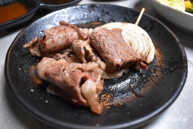 東區燒肉。火之舞蓁品燒 和牛放題。假日平均NT$899/1人，美澳和牛/生食級干貝/原塊牛排/骰子牛肉（頂級食材），無限量供應，吃到飽。食材新鮮嚴選，飯後甜點精緻細膩。滿足大口吃肉的快感