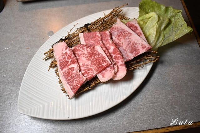 東區燒肉。火之舞蓁品燒 和牛放題。假日平均NT$899/1人，美澳和牛/生食級干貝/原塊牛排/骰子牛肉（頂級食材），無限量供應，吃到飽。食材新鮮嚴選，飯後甜點精緻細膩。滿足大口吃肉的快感
