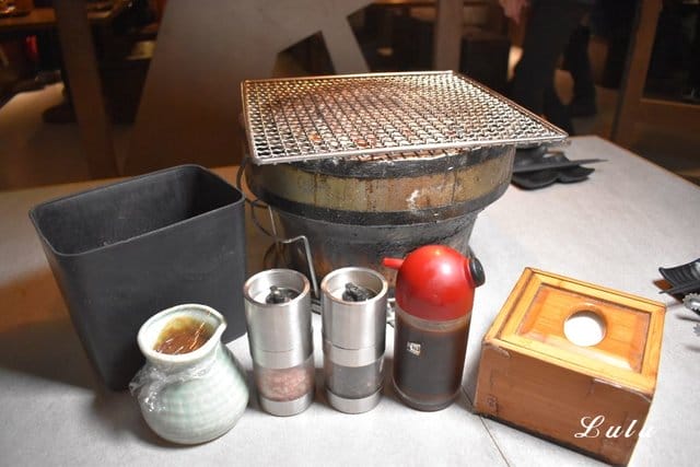 東區燒肉。火之舞蓁品燒 和牛放題。假日平均NT$899/1人，美澳和牛/生食級干貝/原塊牛排/骰子牛肉（頂級食材），無限量供應，吃到飽。食材新鮮嚴選，飯後甜點精緻細膩。滿足大口吃肉的快感