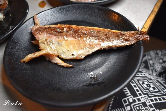 東區燒肉。火之舞蓁品燒 和牛放題。假日平均NT$899/1人，美澳和牛/生食級干貝/原塊牛排/骰子牛肉（頂級食材），無限量供應，吃到飽。食材新鮮嚴選，飯後甜點精緻細膩。滿足大口吃肉的快感