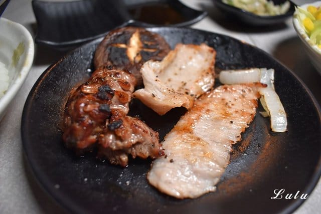 東區燒肉。火之舞蓁品燒 和牛放題。假日平均NT$899/1人，美澳和牛/生食級干貝/原塊牛排/骰子牛肉（頂級食材），無限量供應，吃到飽。食材新鮮嚴選，飯後甜點精緻細膩。滿足大口吃肉的快感