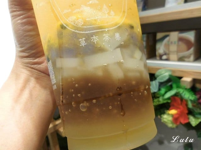 草本茶集 板橋忠孝店。板橋飲料店推薦。妍植花果茶/精品手作珍珠。芋見珍愛，鮮Q凍飲，蘋果樹。飲料界的精品