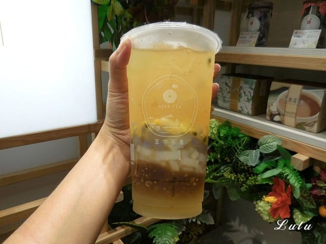 草本茶集 板橋忠孝店。板橋飲料店推薦。妍植花果茶/精品手作珍珠。芋見珍愛，鮮Q凍飲，蘋果樹。飲料界的精品