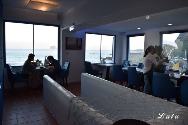 基隆美食特搜。私人島嶼 MYKONOS。彷彿置身於私人島嶼般，被大海環繞，靠窗座位享受徜徉大海的下午茶時光。基隆外木山一日遊輕旅行