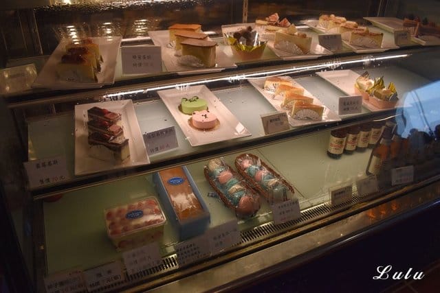 基隆美食特搜。私人島嶼 MYKONOS。彷彿置身於私人島嶼般，被大海環繞，靠窗座位享受徜徉大海的下午茶時光。基隆外木山一日遊輕旅行