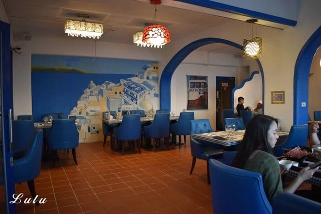 基隆美食特搜。私人島嶼 MYKONOS。彷彿置身於私人島嶼般，被大海環繞，靠窗座位享受徜徉大海的下午茶時光。基隆外木山一日遊輕旅行