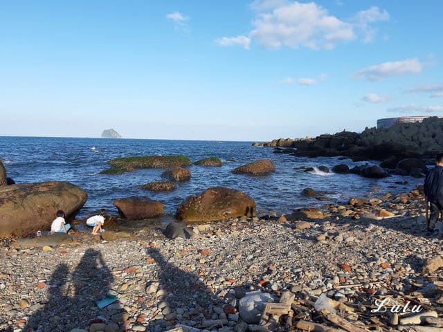 基隆美食特搜。私人島嶼 MYKONOS。彷彿置身於私人島嶼般，被大海環繞，靠窗座位享受徜徉大海的下午茶時光。基隆外木山一日遊輕旅行