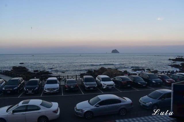 基隆美食特搜。私人島嶼 MYKONOS。彷彿置身於私人島嶼般，被大海環繞，靠窗座位享受徜徉大海的下午茶時光。基隆外木山一日遊輕旅行