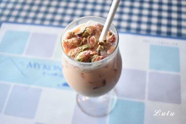 基隆美食特搜。私人島嶼 MYKONOS。彷彿置身於私人島嶼般，被大海環繞，靠窗座位享受徜徉大海的下午茶時光。基隆外木山一日遊輕旅行
