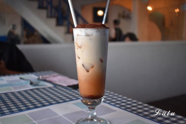 基隆美食特搜。私人島嶼 MYKONOS。彷彿置身於私人島嶼般，被大海環繞，靠窗座位享受徜徉大海的下午茶時光。基隆外木山一日遊輕旅行