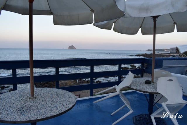 基隆美食特搜。私人島嶼 MYKONOS。彷彿置身於私人島嶼般，被大海環繞，靠窗座位享受徜徉大海的下午茶時光。基隆外木山一日遊輕旅行