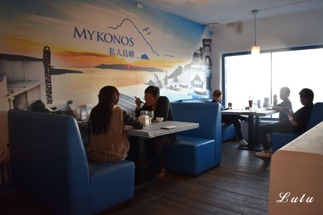 基隆美食特搜。私人島嶼 MYKONOS。彷彿置身於私人島嶼般，被大海環繞，靠窗座位享受徜徉大海的下午茶時光。基隆外木山一日遊輕旅行