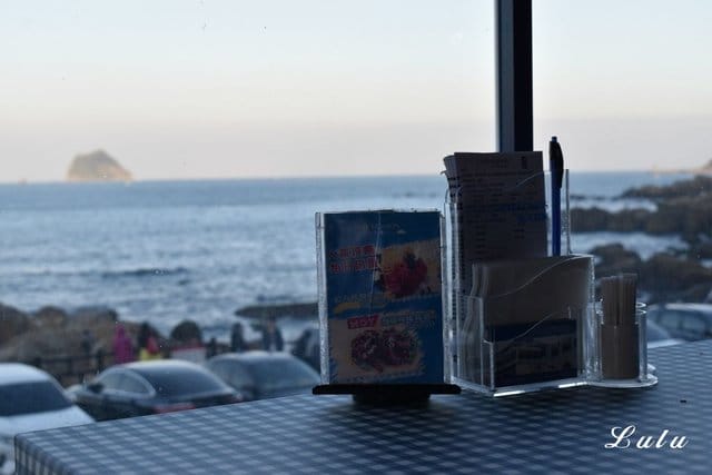 基隆美食特搜。私人島嶼 MYKONOS。彷彿置身於私人島嶼般，被大海環繞，靠窗座位享受徜徉大海的下午茶時光。基隆外木山一日遊輕旅行