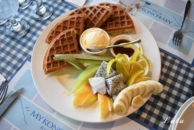 基隆美食特搜。私人島嶼 MYKONOS。彷彿置身於私人島嶼般，被大海環繞，靠窗座位享受徜徉大海的下午茶時光。基隆外木山一日遊輕旅行