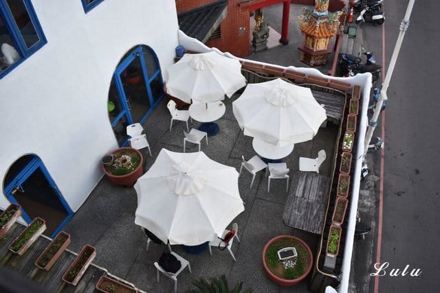 基隆美食特搜。私人島嶼 MYKONOS。彷彿置身於私人島嶼般，被大海環繞，靠窗座位享受徜徉大海的下午茶時光。基隆外木山一日遊輕旅行