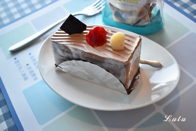 基隆美食特搜。私人島嶼 MYKONOS。彷彿置身於私人島嶼般，被大海環繞，靠窗座位享受徜徉大海的下午茶時光。基隆外木山一日遊輕旅行