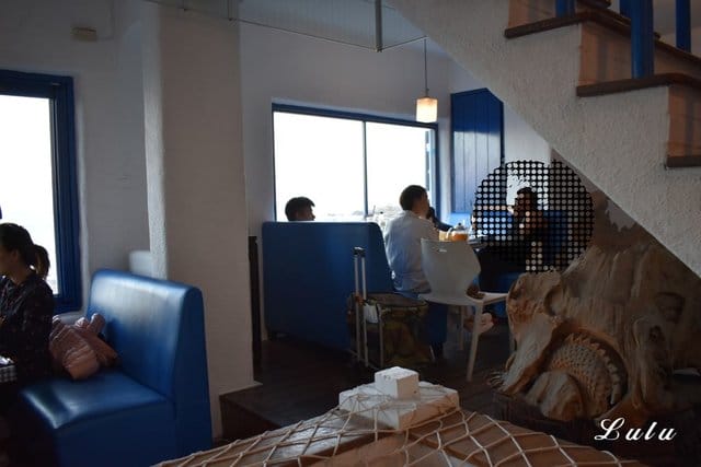 基隆美食特搜。私人島嶼 MYKONOS。彷彿置身於私人島嶼般，被大海環繞，靠窗座位享受徜徉大海的下午茶時光。基隆外木山一日遊輕旅行