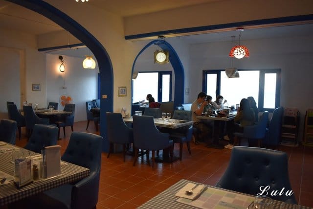 基隆美食特搜。私人島嶼 MYKONOS。彷彿置身於私人島嶼般，被大海環繞，靠窗座位享受徜徉大海的下午茶時光。基隆外木山一日遊輕旅行