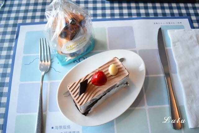 基隆美食特搜。私人島嶼 MYKONOS。彷彿置身於私人島嶼般，被大海環繞，靠窗座位享受徜徉大海的下午茶時光。基隆外木山一日遊輕旅行