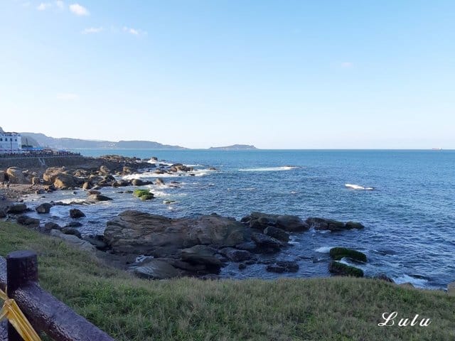 基隆美食特搜。私人島嶼 MYKONOS。彷彿置身於私人島嶼般，被大海環繞，靠窗座位享受徜徉大海的下午茶時光。基隆外木山一日遊輕旅行