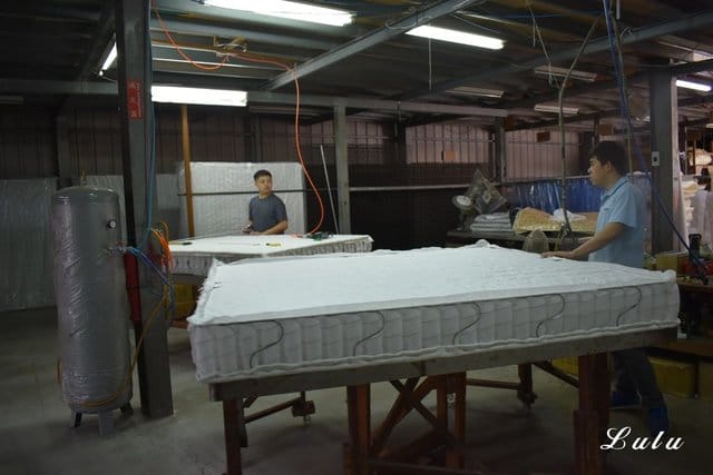 床墊推薦。台中佶豐床墊工廠。床墊製程公開化，30年經驗老師傅純手作。拒絕黑心床墊