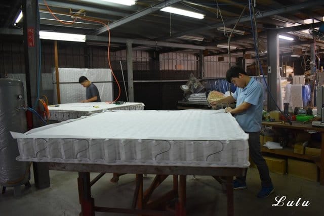 床墊推薦。台中佶豐床墊工廠。床墊製程公開化，30年經驗老師傅純手作。拒絕黑心床墊