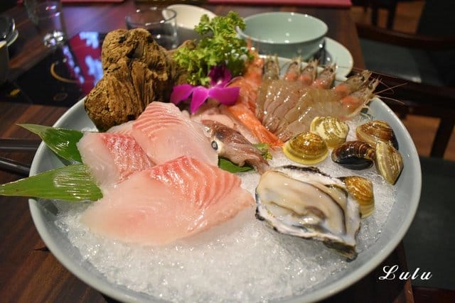 基隆廟口夜市火鍋。海棠春食膳鍋物。基隆仁愛五路上。提供頂級肉品的精緻個人鍋。食材新鮮嚴選。溫順易入喉的麻辣鍋「溫麻辣」湯底及慢火長燉「老火湯」湯底。帶你回到1840年代大上海的時尚華洋用餐氛圍