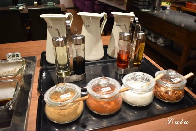 基隆廟口夜市火鍋。海棠春食膳鍋物。基隆仁愛五路上。提供頂級肉品的精緻個人鍋。食材新鮮嚴選。溫順易入喉的麻辣鍋「溫麻辣」湯底及慢火長燉「老火湯」湯底。帶你回到1840年代大上海的時尚華洋用餐氛圍