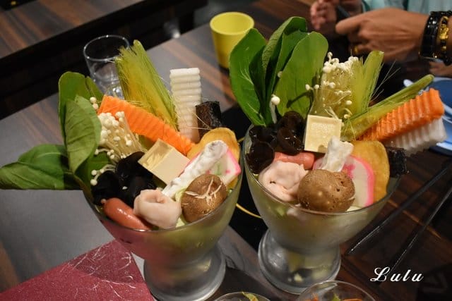 基隆廟口夜市火鍋。海棠春食膳鍋物。基隆仁愛五路上。提供頂級肉品的精緻個人鍋。食材新鮮嚴選。溫順易入喉的麻辣鍋「溫麻辣」湯底及慢火長燉「老火湯」湯底。帶你回到1840年代大上海的時尚華洋用餐氛圍