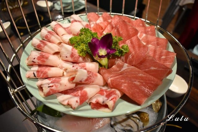 基隆廟口夜市火鍋。海棠春食膳鍋物。基隆仁愛五路上。提供頂級肉品的精緻個人鍋。食材新鮮嚴選。溫順易入喉的麻辣鍋「溫麻辣」湯底及慢火長燉「老火湯」湯底。帶你回到1840年代大上海的時尚華洋用餐氛圍