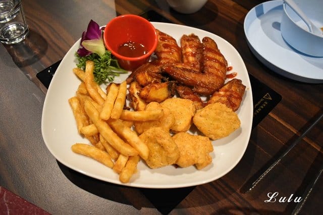 基隆廟口夜市火鍋。海棠春食膳鍋物。基隆仁愛五路上。提供頂級肉品的精緻個人鍋。食材新鮮嚴選。溫順易入喉的麻辣鍋「溫麻辣」湯底及慢火長燉「老火湯」湯底。帶你回到1840年代大上海的時尚華洋用餐氛圍