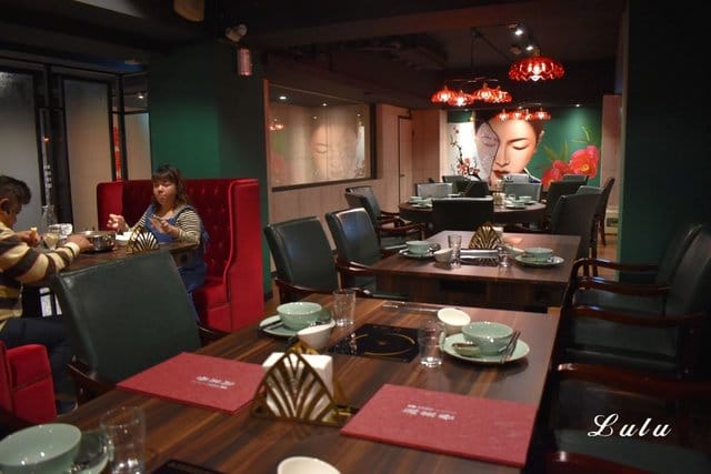 基隆廟口夜市火鍋。海棠春食膳鍋物。基隆仁愛五路上。提供頂級肉品的精緻個人鍋。食材新鮮嚴選。溫順易入喉的麻辣鍋「溫麻辣」湯底及慢火長燉「老火湯」湯底。帶你回到1840年代大上海的時尚華洋用餐氛圍