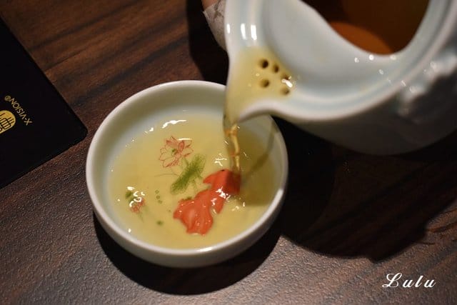 基隆廟口夜市火鍋。海棠春食膳鍋物。基隆仁愛五路上。提供頂級肉品的精緻個人鍋。食材新鮮嚴選。溫順易入喉的麻辣鍋「溫麻辣」湯底及慢火長燉「老火湯」湯底。帶你回到1840年代大上海的時尚華洋用餐氛圍
