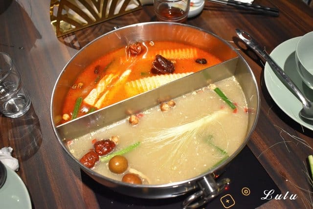 基隆廟口夜市火鍋。海棠春食膳鍋物。基隆仁愛五路上。提供頂級肉品的精緻個人鍋。食材新鮮嚴選。溫順易入喉的麻辣鍋「溫麻辣」湯底及慢火長燉「老火湯」湯底。帶你回到1840年代大上海的時尚華洋用餐氛圍