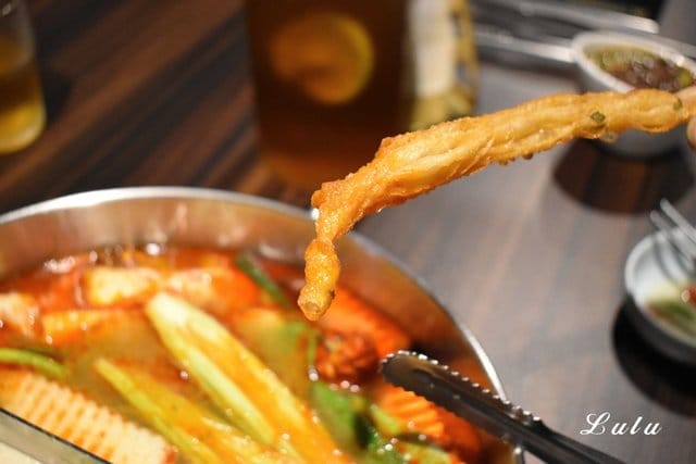 基隆廟口夜市火鍋。海棠春食膳鍋物。基隆仁愛五路上。提供頂級肉品的精緻個人鍋。食材新鮮嚴選。溫順易入喉的麻辣鍋「溫麻辣」湯底及慢火長燉「老火湯」湯底。帶你回到1840年代大上海的時尚華洋用餐氛圍