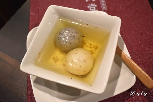 基隆廟口夜市火鍋。海棠春食膳鍋物。基隆仁愛五路上。提供頂級肉品的精緻個人鍋。食材新鮮嚴選。溫順易入喉的麻辣鍋「溫麻辣」湯底及慢火長燉「老火湯」湯底。帶你回到1840年代大上海的時尚華洋用餐氛圍
