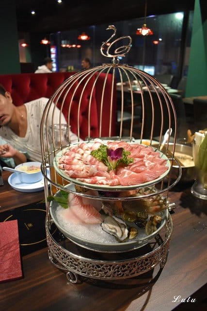 基隆廟口夜市火鍋。海棠春食膳鍋物。基隆仁愛五路上。提供頂級肉品的精緻個人鍋。食材新鮮嚴選。溫順易入喉的麻辣鍋「溫麻辣」湯底及慢火長燉「老火湯」湯底。帶你回到1840年代大上海的時尚華洋用餐氛圍