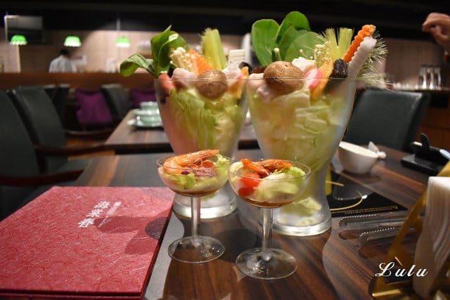 基隆廟口夜市火鍋。海棠春食膳鍋物。基隆仁愛五路上。提供頂級肉品的精緻個人鍋。食材新鮮嚴選。溫順易入喉的麻辣鍋「溫麻辣」湯底及慢火長燉「老火湯」湯底。帶你回到1840年代大上海的時尚華洋用餐氛圍