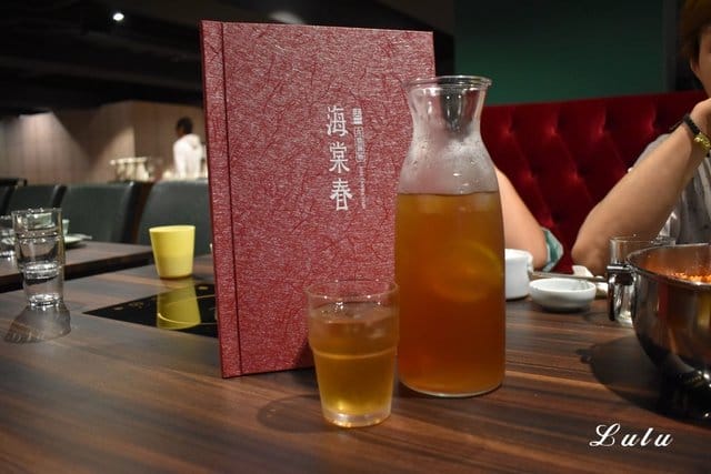 基隆廟口夜市火鍋。海棠春食膳鍋物。基隆仁愛五路上。提供頂級肉品的精緻個人鍋。食材新鮮嚴選。溫順易入喉的麻辣鍋「溫麻辣」湯底及慢火長燉「老火湯」湯底。帶你回到1840年代大上海的時尚華洋用餐氛圍